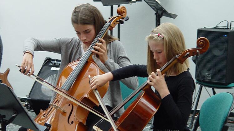 Beim Jahreskonzert der August-Kömpel-Musikschule in Bad Brückenau zeigten die Schülerinnen und Schüler, dass man nicht nur auf Streichinstrumenten, sondern sogar mit Kochgeschirr Musik machen kann. Foto: Brigitta Kempe-Wolf