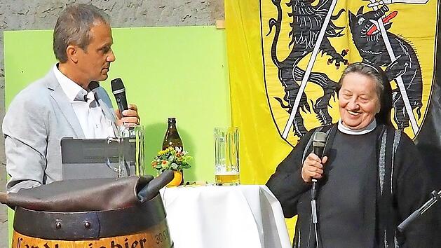 Schwester Doris Engelhard im Gespr&auml;ch mit dem Pressesprecher des Landkreises, Frank F&ouml;rtsch