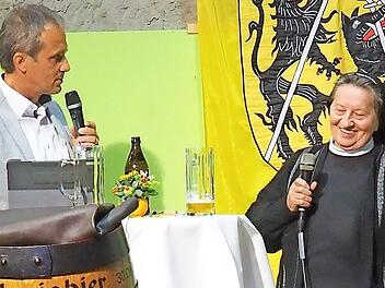 Schwester Doris Engelhard im Gespräch mit dem Pressesprecher des Landkreises, Frank Förtsch