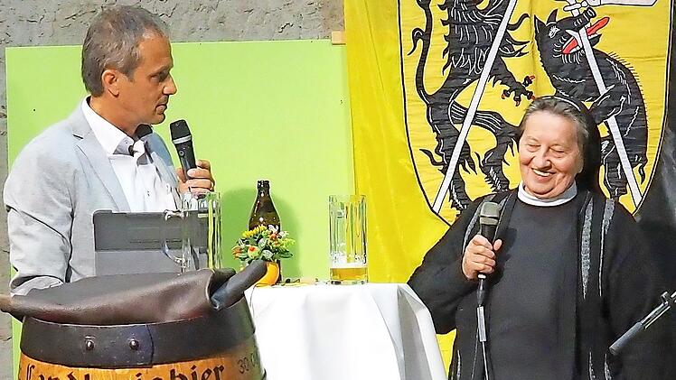 Schwester Doris Engelhard im Gespräch mit dem Pressesprecher des Landkreises, Frank Förtsch