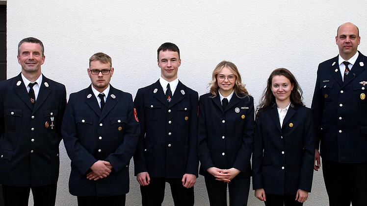 Aufnahme in den aktiven Dienst: (von links) Kommandant Bernd Ort, Fabian Bünner, Lukas Ort, Eilina Wolter, Annika Haub und  2. Kommandant Tobias Dittrich.