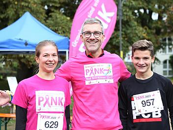 Bad Brückenaus Bürgermeister Jochen Vogel beim diesjährigen Pinklauf, den er am 3. Oktober trotz anhaltender Long-Covid-Erkrankung besuchte.