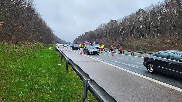 A7 bei Oberthulba: Nach furchtbarem Unfall - Feuerwehren und Bergwacht starten Suchaktion mit Drohne