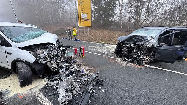 Zwei Verletzte bei Unfall - Feuerwehr muss Eingeklemmten befreien