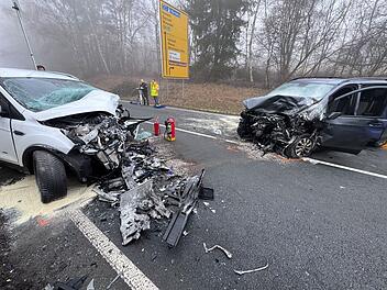 Zwei Verletzte bei Unfall - Feuerwehr muss Eingeklemmten befreien