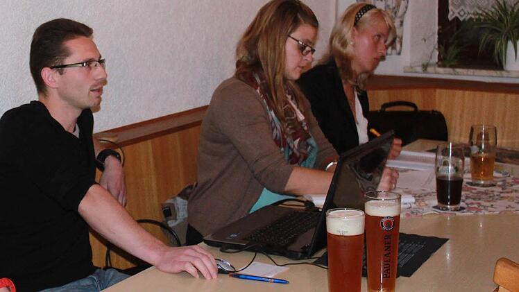 Ortssprecher Matthias Becht zeigte bei der Bürgerversammlung auf, was die Vorbacher in Eigenregie alles egstaltet haben. Foto: Katharina Becht