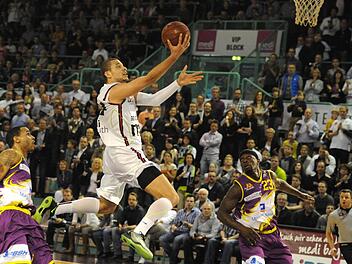 Kyle Weems (links) fliegt in der Partie gegen Hagen zum Korb: Mit 27 Punkten führt er Bayreuth zum wichtigen Sieg im Kampf um den Klassenerhalt in der Basketball-Bundesliga. Foto: Peter Mularczyk