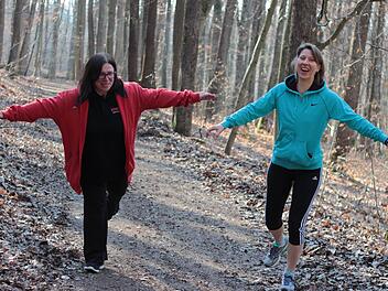 Das Fitness-Duo vom Kellerwald: Barbara Hofmann (links) und Trainerin Kerstin Staubach Foto: Sabrina Friedrich