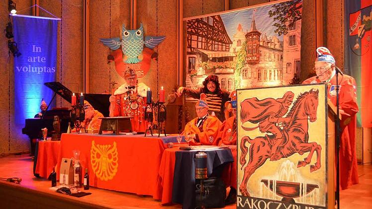 Festlich geschmückt war die Bühne im Rossini-Saal anlässlich der 39. Sippung und des 60-jährigen Stiftungsfestes des Kissinger Schlaraffen-Reyches 330 "An den Quellen".  Foto: Peter Rauch