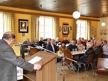 Vorsitzender Strauß (l.) spricht zu den Mitgliedern.  Foto: Franz Galster