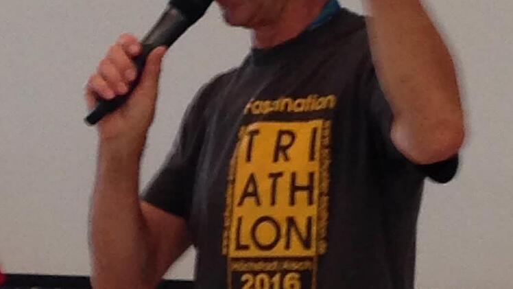 Organisator Günther Dresel verteilte nicht nur Badekappen als Geschenk für die Sieger.  Foto: Daniel Ruppert