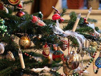 Unter dem Gewicht ihres Dekors biegen sich die Äste des Neupert'schen Weihnachtsbaums. Foto: Klaus Klaschka