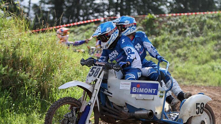 Auch zahlreiche Damen sah man unter den "Crossern". Veronika Reimann (rechts) legt sich mächtig ins Zeug.