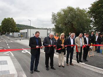 Stephan Horn (Wifög-Geschäftsführer), OB Norbert Tessmer, Zweite Bürgermeisterin Birgit Weber, CEB-Leiter Gerhard Knoch, SÜC-Geschäftsführer Wilhelm Austen und Wohnbau-Geschäftsführer Christian Meyer schnitten das Band durch und gaben die Brücke frei. Foto: Ulrike Nauer