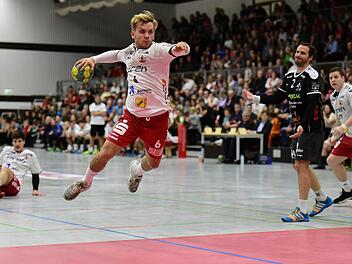 Maximilian Schmitt (am Ball) hatte in der Spessarttorhalle ein Heimspiel. Der Kapitän des HSC Bad Neustadt stammt aus Lohr. Anand Anders