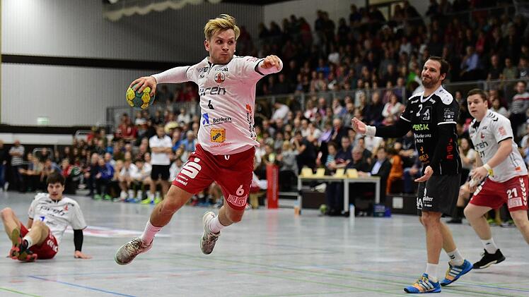 Maximilian Schmitt (am Ball) hatte in der Spessarttorhalle ein Heimspiel. Der Kapitän des HSC Bad Neustadt stammt aus Lohr. Anand Anders