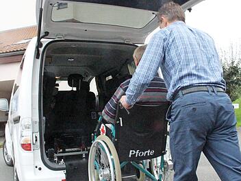 Jan Pyschny, Leiter des BRK Wohnen und Leben in Etzelskirchen, wies die k&uuml;nftigen Seniorenbus-Fahrer ein und zeigte, wie man einen Rollstuhl &uuml;ber die augeklappte Rampe ins Auto fahren kann. Foto: Yannick Hupfer