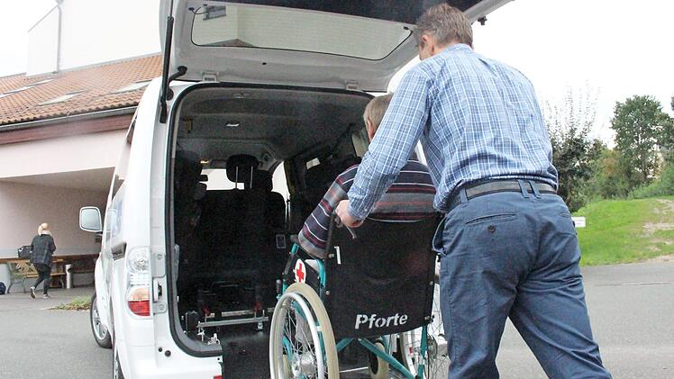 Jan Pyschny, Leiter des BRK Wohnen und Leben in Etzelskirchen, wies die k&uuml;nftigen Seniorenbus-Fahrer ein und zeigte, wie man einen Rollstuhl &uuml;ber die augeklappte Rampe ins Auto fahren kann. Foto: Yannick Hupfer