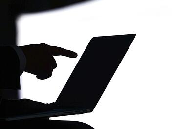 Bundeskanzlerin Merkel (CDU) will mit Innenminister Seehofer (CSU) über Änderungen der Verordnung für die Wirtschaft beraten. Symbolbild: Ralf Hirschberger / dpa