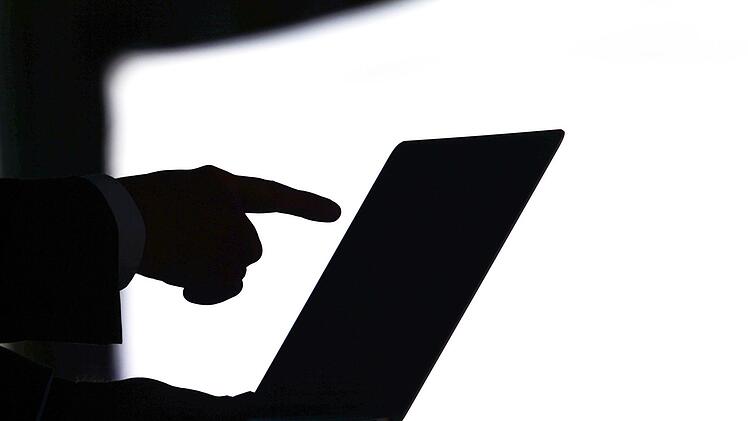 Bundeskanzlerin Merkel (CDU) will mit Innenminister Seehofer (CSU) über Änderungen der Verordnung für die Wirtschaft beraten. Symbolbild: Ralf Hirschberger / dpa