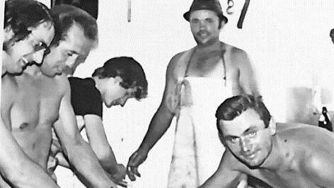 Beim Verwursten der "Clubsau": Gottfried Wich, Georg Schneider jun., Stefan Fleischmann, Metzgermeister Albert Hanna und Reinhold M&uuml;ller