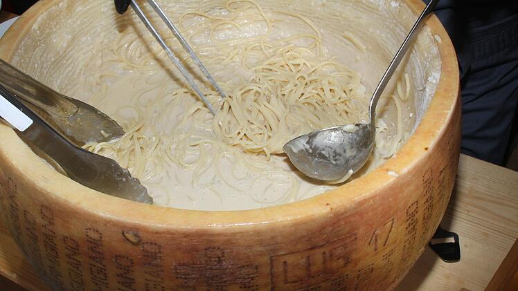 Die Spaghetti baden im ganzen Parmesanlaib. Foto: Sonny Adam
