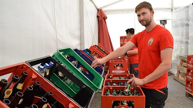Im Abfüllzentrum in Hallerndorf zeigt Brauer Kevin Düsel, welches weitere Probleme das derzeitige Pfandsystem den fränkischen Kleinbrauereien bereitet: Fremdflaschen, die aufwendig per Hand aussortiert werden müssen. Foto: Ronald Heck