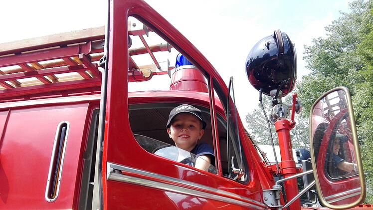 Elias wollte sich seinen Traum verwirklichen und hatte sich kurzerhand bei der Berufsfeuerwehr M&uuml;nchen beworben, die bis Ende des Jahres ganz offiziell nach Auszubildenden sucht.  Foto: Stefan Hei&szlig;/dpa