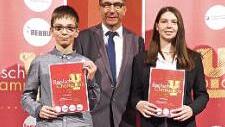 Wurden Champions bei den Schulleistungen: Julian Heinisch und Katrin Schnell, hier mit Realschuldirektor Uwe Schönfeld (RS II)