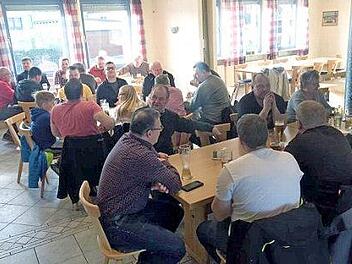 Gut gefüllt war das Sportheim beim "Stärkantrinken". Foto: Richard Sänger