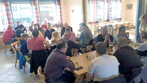 Gut gefüllt war das Sportheim beim "Stärkantrinken". Foto: Richard Sänger