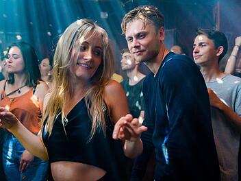 Isabelle (Nina Wolf) und Patrik Kempter (Rafael Gareisen) waren glücklich verliebt. Doch dann wird Patrik tot im Park gefunden.