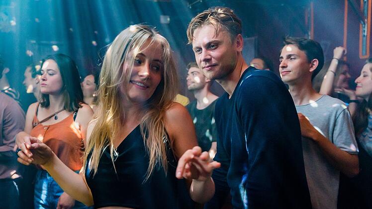 Isabelle (Nina Wolf) und Patrik Kempter (Rafael Gareisen) waren glücklich verliebt. Doch dann wird Patrik tot im Park gefunden.