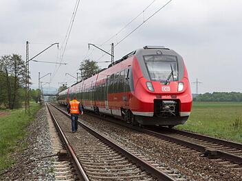 An einem Bahnübergang zwischen Baiersdorf (Landkreis Erlangen-Höchstadt) und Poxdorf (Landkreis Forchheim) ist am Donnerstagmittag ein Roller mit einem Zug zusammengestoßen. Die Bahnstrecke war für etwa zwei Stunden gesperrt. Foto: News5 / Weier