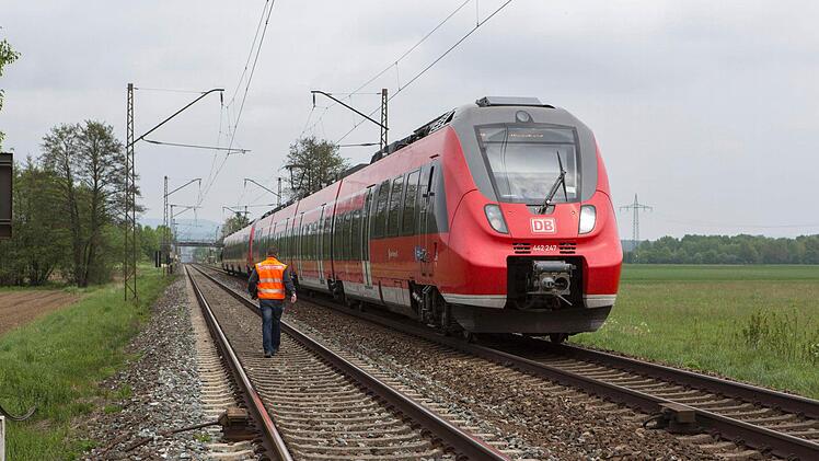 An einem Bahnübergang zwischen Baiersdorf (Landkreis Erlangen-Höchstadt) und Poxdorf (Landkreis Forchheim) ist am Donnerstagmittag ein Roller mit einem Zug zusammengestoßen. Die Bahnstrecke war für etwa zwei Stunden gesperrt. Foto: News5 / Weier