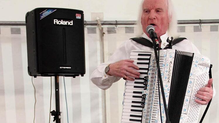 Von der Castingshow "Das Supertalent" auf die offene Bühne in Biengarten: Adi Tischer  Fotos: Johanna Blum