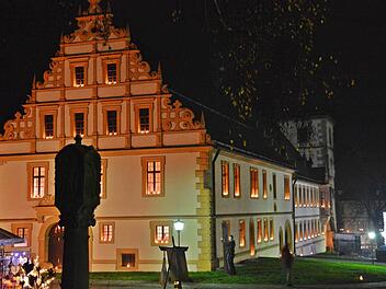 Ein Lichtermeer erwartete vor allem in den Abendstunden den Bildhäuser Weihnachtsbasar. Alleine am Abteigebäude, das dominierend in der Klosteranlage ist, brannten hunderte von Kerzen. Fotos: Hanns Friedrich