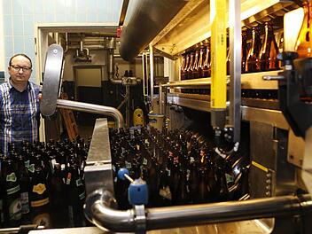 Mit der neuen Flaschenwaschanlage kann Roland Kalb von der Brauerei Fäßla 1000 Flaschen mehr in der Stunde reinigen als noch mit der alten Anlage. Energie spart er dabei auch.  Foto: Matthias Hoch