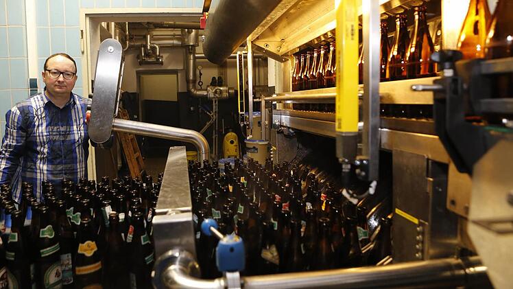 Mit der neuen Flaschenwaschanlage kann Roland Kalb von der Brauerei Fäßla 1000 Flaschen mehr in der Stunde reinigen als noch mit der alten Anlage. Energie spart er dabei auch.  Foto: Matthias Hoch