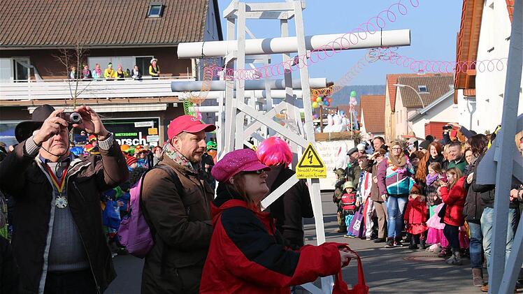 Mitten im Faschingszug in Westheim. Foto: Gerd Schaar