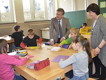 Die Reitscher Grundschüler freuen sich über den generalsanierten Werkraum mit seiner neuen und zweckmäßigen Ausstattung und Mobiliar, wie sie dem Bürgermeister erzählen. Rechts im Bild Rektorin Astrid Kestel.  Foto: Karl-Heinz Hofmann