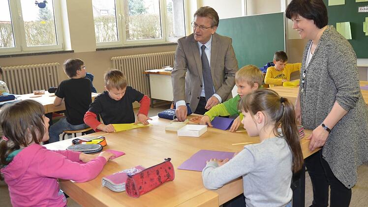 Die Reitscher Grundschüler freuen sich über den generalsanierten Werkraum mit seiner neuen und zweckmäßigen Ausstattung und Mobiliar, wie sie dem Bürgermeister erzählen. Rechts im Bild Rektorin Astrid Kestel.  Foto: Karl-Heinz Hofmann
