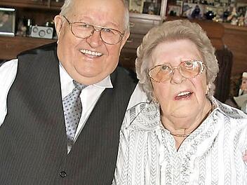 Anna und Anton Hager feiern Eiserne Hochzeit und erinnern sich an ein turbulentes Leben zwischen Vertreibung und dem Traum von der Eisenbahn. Foto: Sonja Adam