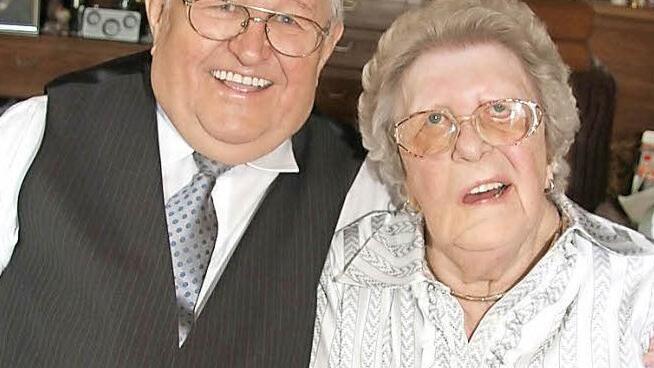 Anna und Anton Hager feiern Eiserne Hochzeit und erinnern sich an ein turbulentes Leben zwischen Vertreibung und dem Traum von der Eisenbahn. Foto: Sonja Adam