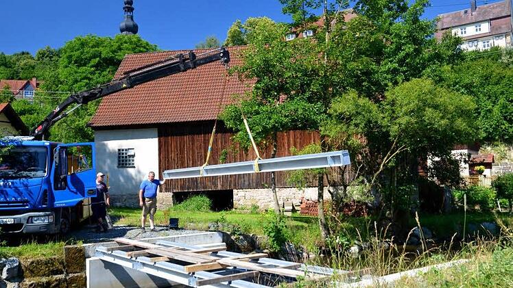 Stück für Stück wuchs in den vergangenen Tage die Brücke Richtung Feuln. Foto: Dieter Hübner