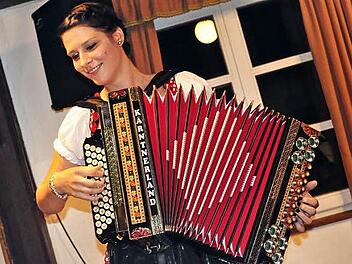 Verena, bekannt als "Haßberch-Määdla", darf mit ihrer Steirischen beim Stimmungsabend nicht fehlen. Archivfoto: Simon Albrecht
