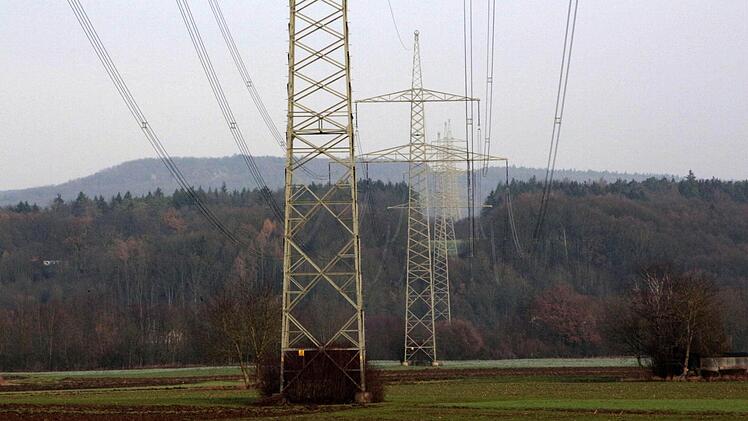 Für die bereits bestehende Trasse (hier beim Bahnhof Wiesenthau) wurden bereits Schneisen in den Wald geschlagen. Foto: Josef Hofbauer