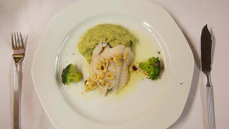Ein Rotbarschfilet auf Broccoli-Püree, verfeinert mit Haselnussbutter. Foto: Klaus Gagel