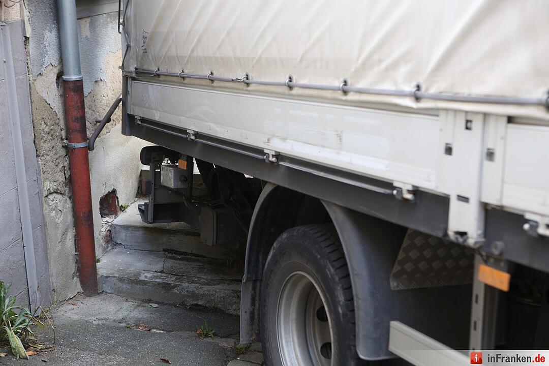 Irrfahrt durch Bamberger Altstadt endet fŸr Lkw festgefahren an Hauswand