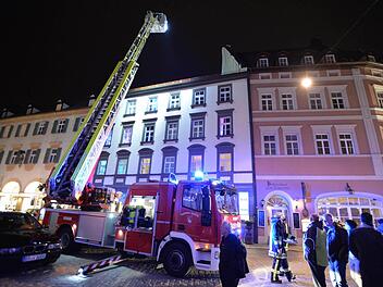 Manche schauen, andere pöbeln und behindern gar, wenn Rettungskräfte im Einsatz sind.  Archivbild: Ronald Rinklef